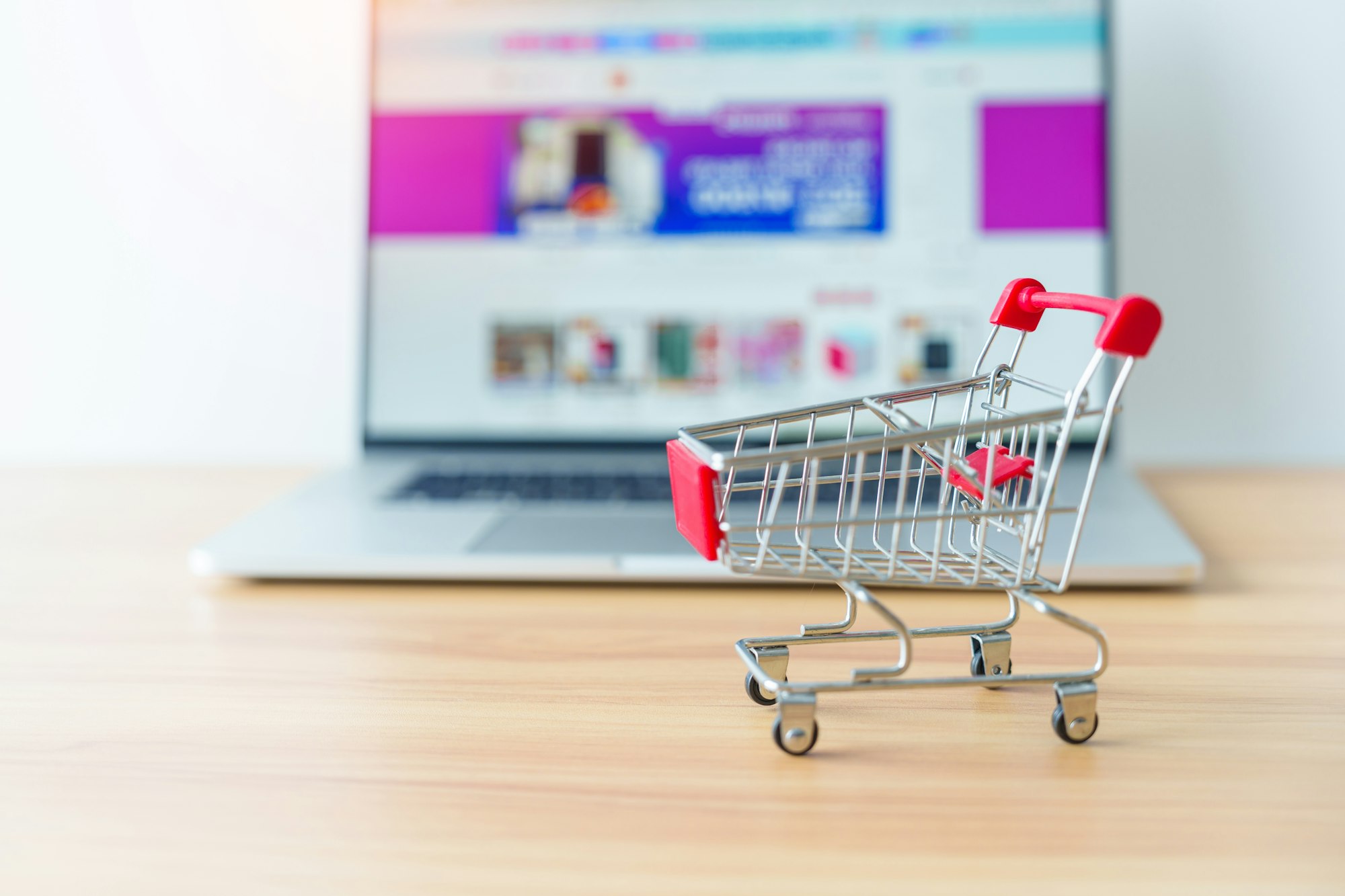 Customized E-Commerce vs. Ready-Made Platforms: Which is Right for You?