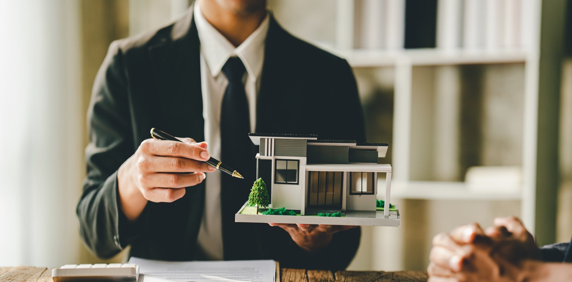 5 Must-Have Real Estate Software Small Toronto Canadian Agencies Need in 2025 2 Real estate agent using mobile property management app in Canada